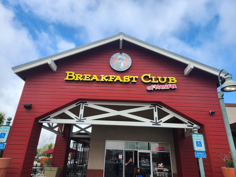 Rustic breakfast restaurant exterior in Menifee.